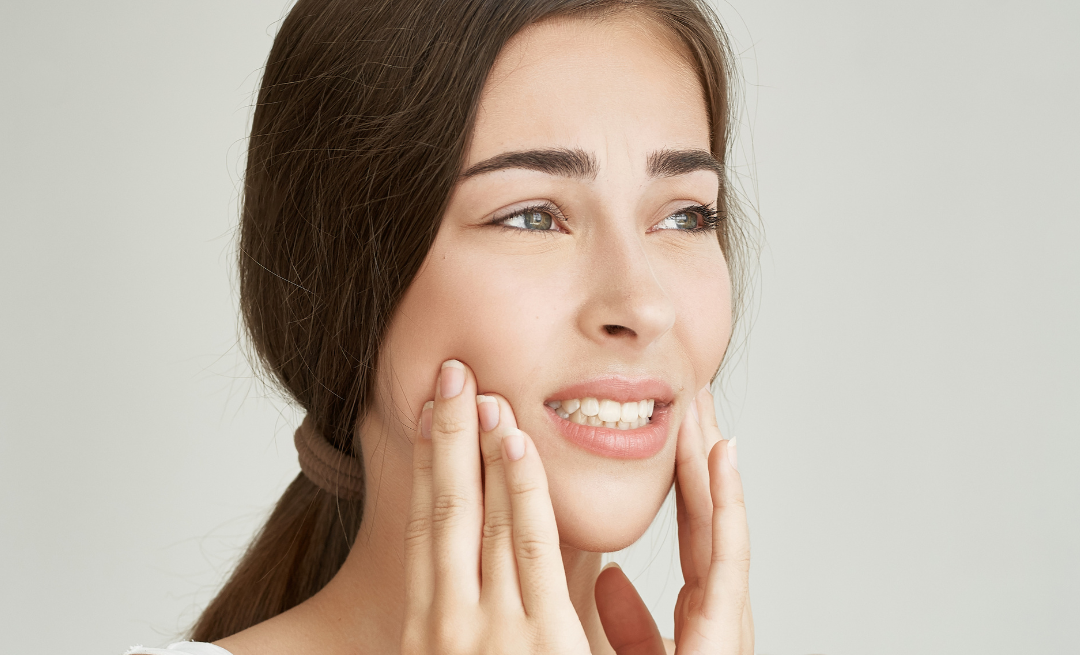 ¿Chasquidos en la Mandíbula, Tensión Constante en el Cuello y Dolor de Cabeza? La Verdadera Raíz de tu malestar (y cómo podemos ayudarte).