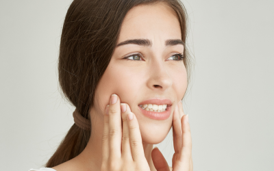 ¿Chasquidos en la Mandíbula, Tensión Constante en el Cuello y Dolor de Cabeza? La Verdadera Raíz de tu malestar (y cómo podemos ayudarte).